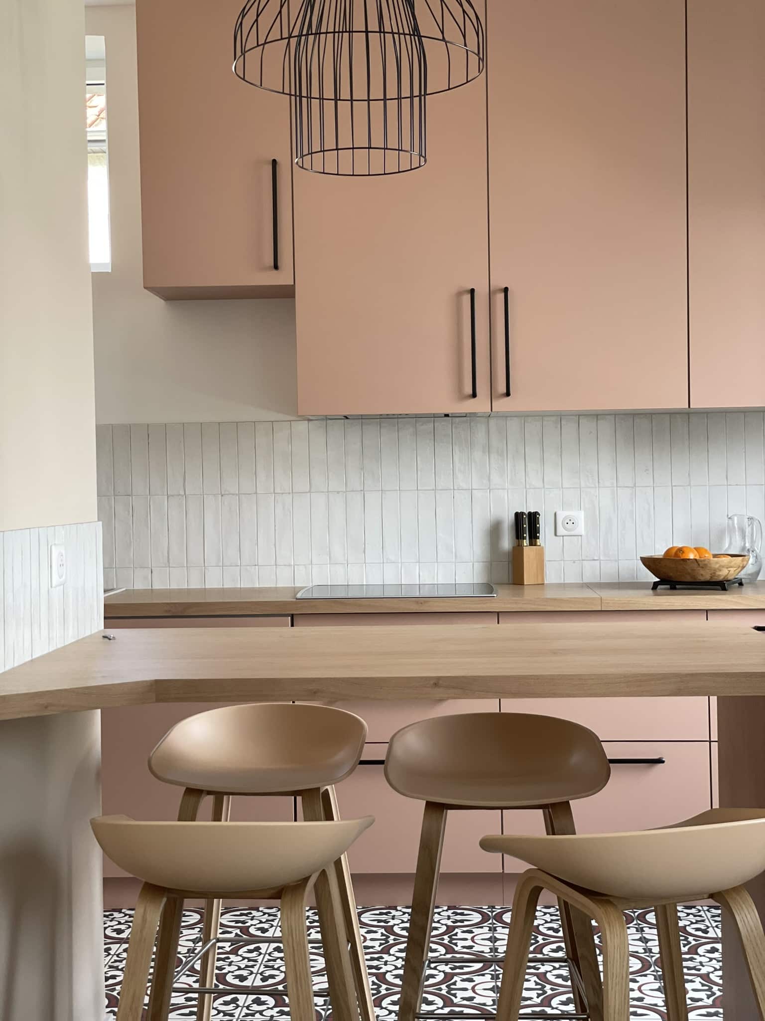 Architecture intérieure de cuisine moderne : armoires sur mesure, îlot central spacieux, éclairage intégré. Design élégant et fonctionnel